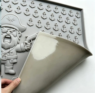 Nautical-relief mat with its reverse and flexibility visible