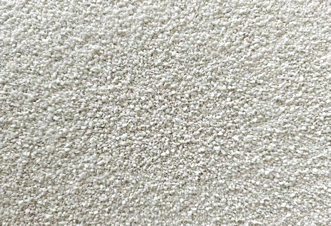 Light-coloured fine cassava-type litter granules in a close-up reference image