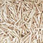 Light-coloured elongated tofu-type litter pellets in a close-up reference image